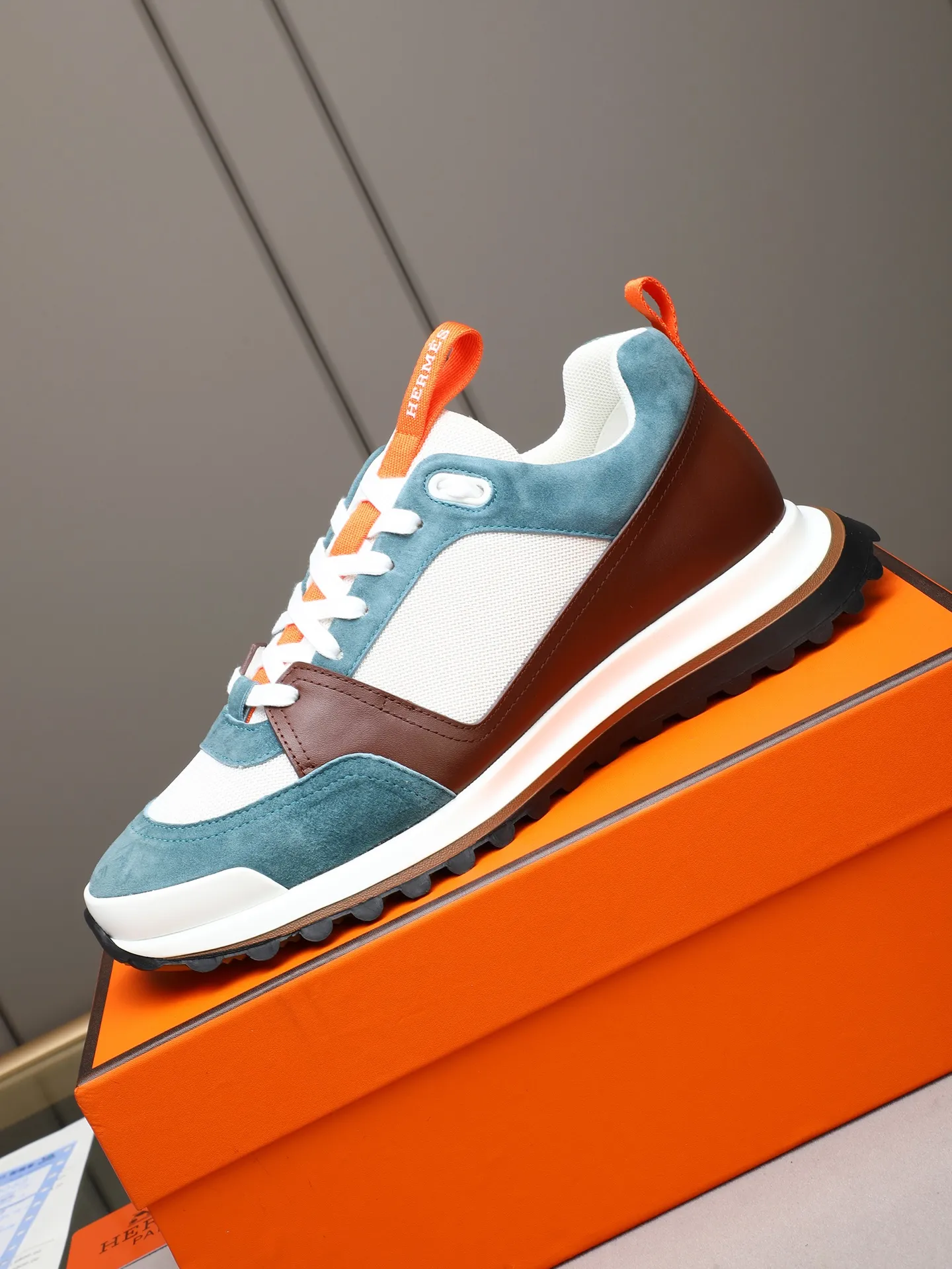 PP680【Hermes】fe new arrival~New Bouncing sneakers are the most comfortable shoes from Hermès. They are extremely light on the feet and look great. You won’t feel tired even when you go shopping and running around. 👍Very light and comfortable. Extremely light. Perfect for both sports and leisure. They feel great when you step on them! It’s up to you to choose, there’s always what you want~ ✔️Fabric: Imported first-layer cowhide ✔️Inner lining: Imported water-dyed cowhide ✔️Outsole: Seamless combination of IP+TPU (multi-color letters) German technology irradiation machine ✔️Code number: Male 38-44 (45 customized)